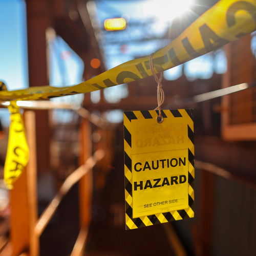 [Translate to Spanish ES:] Caution Hazard sign on an industrial bridge