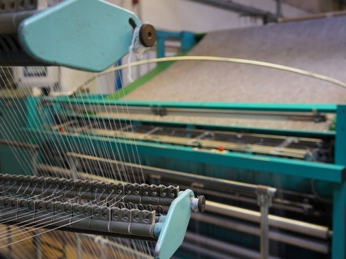Weaving machine with a spindle in hall