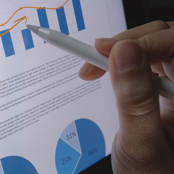 Hand with pen pointing at Word statistics