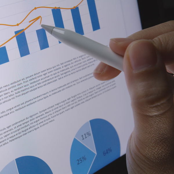 Hand with pen pointing at Word statistics