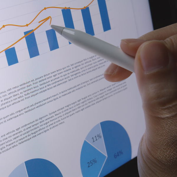 Hand with pen pointing at Word statistics