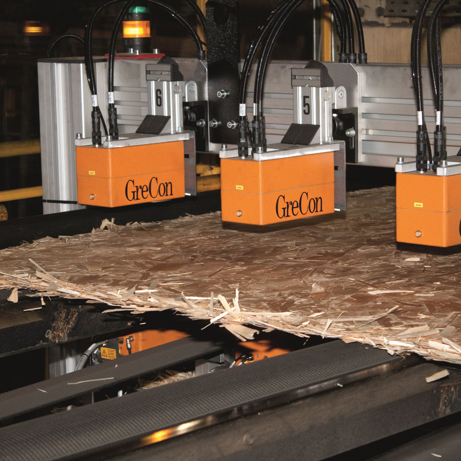 The GreCon BOARDSCALE T inline continuous board scale monitors material distribution and board weight. 