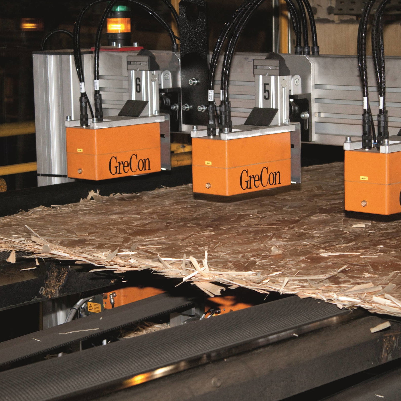 The GreCon BOARDSCALE T inline continuous board scale monitors material distribution and board weight.