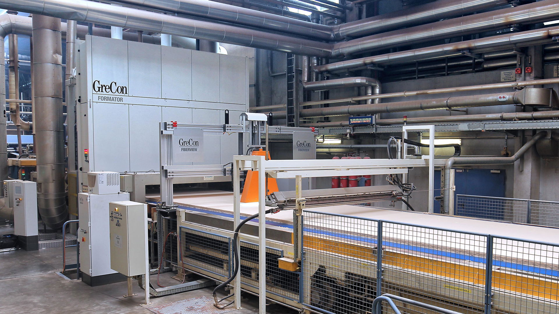 GreCon FORMATOR, consisting of MATCONTROL HF mat scanner and segmented scalper installed in the production line