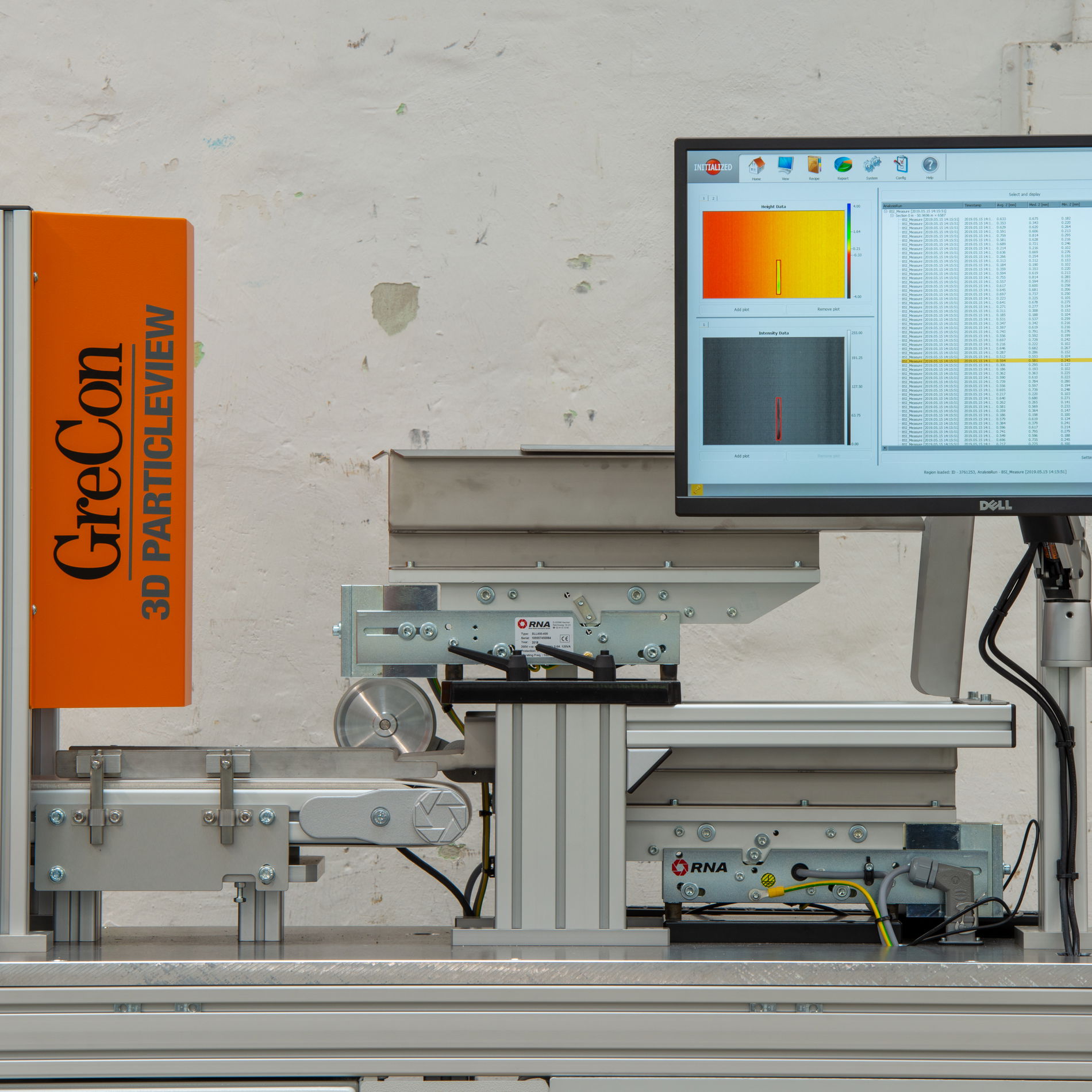 Gre­Con PAR­TI­CLE­VIEW 3D with monitor and software applied in front of concrete wall
