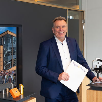 Uwe Kahmann, in the entrance area of the GreCon customer centre, where he appreciated the proximity to sales, customer service, and marketing.