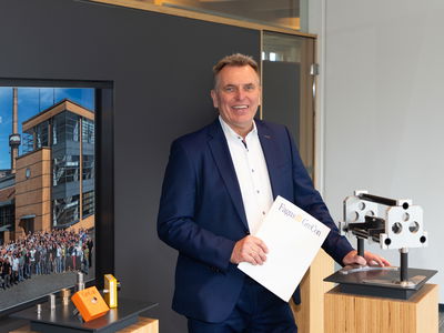 Uwe Kahmann, in the entrance area of the GreCon customer centre, where he appreciated the proximity to sales, customer service, and marketing.